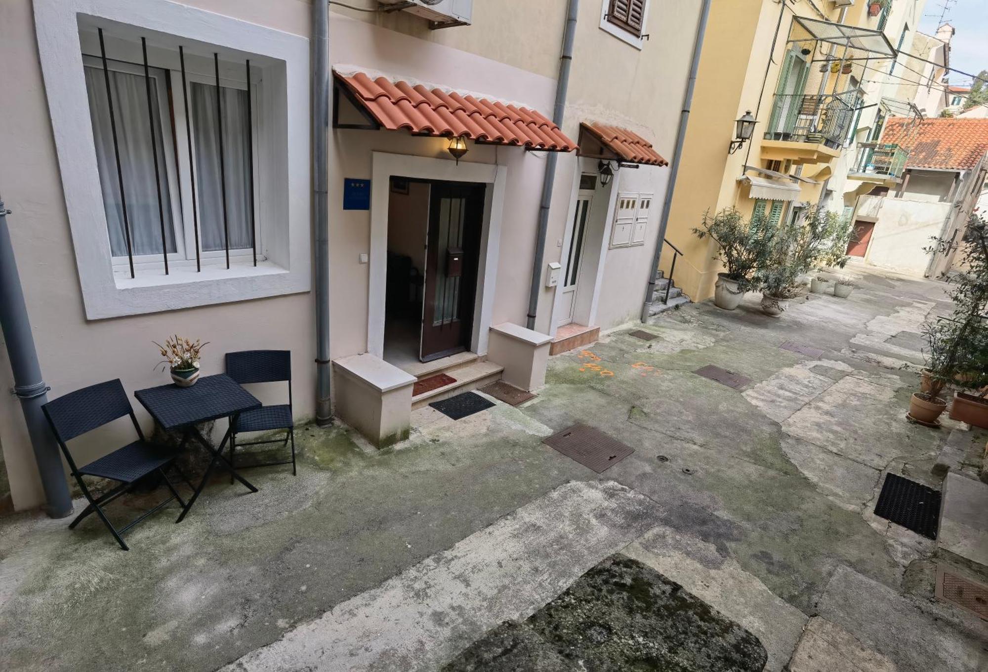 Apartment Zlatko , Ten Steps To The Sea Opatija Exteriör bild